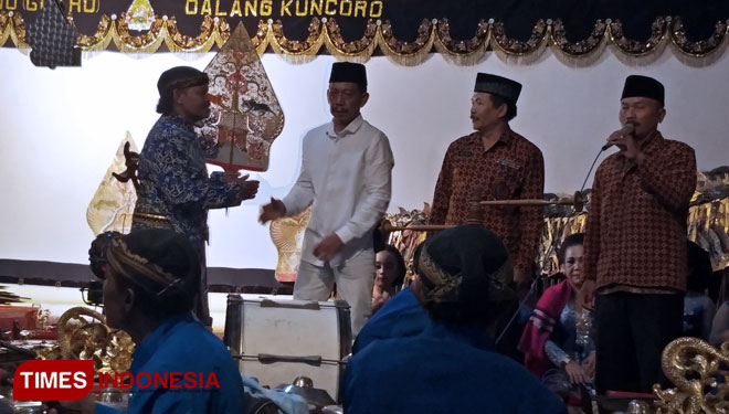 Penyerahan gunungan oleh Ketua DHC BPK'45 Kabupaten Malang,  Moch Geng Wahyudi SH kepada Ki dalang Gondo Buono ikut menandai dimulainya pagelaran wayang kulit memperingati Hari Jadi ke 59 DHC BPK'45.(FOTO:widodo irianto/TIMES Indonesia) 