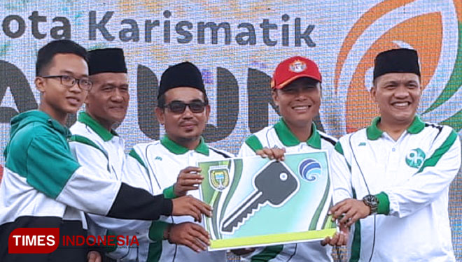 Kapolres Madiun Kota AKBP Nasrun Pasaribu (paling kanan) saat penyerahan hadiah Mlaku Mlaku Kuplukan Harlah ke-96 NU di Alun-alun Kota Madiun. (Foto: Istimewa for TIMES Indonesia)