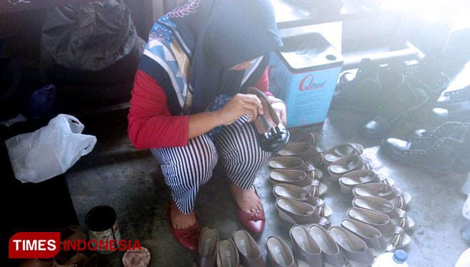 Salah seorang pengrajin sepatu kulit sedang melakukan finishing (FOTO: Aditya Candra/TIMES Indonesia)