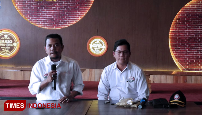 Ketua TKD Jember Tabroni (kanan) dan Juru Bicara TKD Jokowi - Ma'ruf Amin Kabupaten Jember Anasrul dalam konferensi pers jelang kampanye terbuka Jokowi di Jember, Minggu (24/3/2019). (Dody Bayu Prasetyo/TIMES Indonesia)