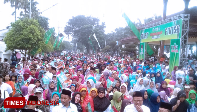 Ribuan warga NU ikuti acara Mlaku Mlaku Kuplukan dalam rangka Harlah ke-96 NU di Kota Madiun. (Foto: Pamula Yohar/TIMES Indonesia)