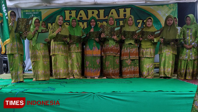 Muslimat NU Kabupaten Bondowoso saat mendeklarasikan diri untuk memerangi hoaks jelang Pemilu 2019, dalam acara Peringatan Harlan Muslimat NU ke 73 di Klinik RSNU Bondowoso (FOTO: Moh Bahri/TIMES Indonesia) 