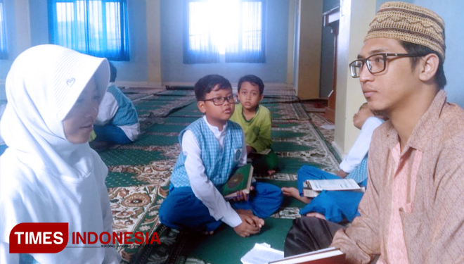 Anisah As Salsabila, siswi kelas 5 SD Khadijah Pandegiling, tengah setor hafalan Qur'an. Siswi yang belum genap 11 tahun tersebut sudah hafal 3 juz Al-Qur'an. (FOTO AJP/TIMES Indonesia)