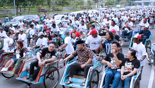 Suasana parade budaya bersama 1000 becak di tugu Pahlawan Surabaya. Sabtu. 23/3/2019 (FOTO: Istimewa)