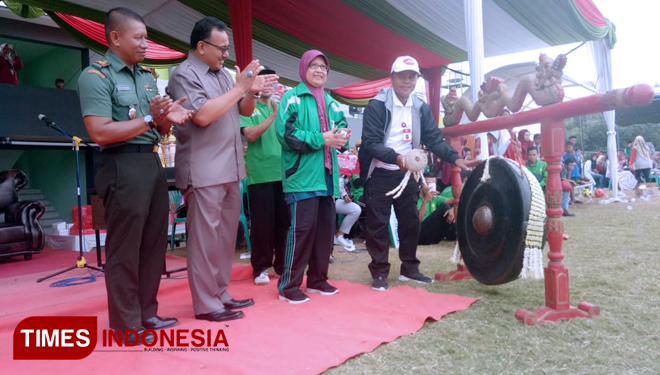 Sudirman Drdjodipuro perwakilan Kemenpora RI secara simbolis menutup  Football Championship 2019 di Stadion IAIN Ponorogo. (FOTO: Evita Mukharohmah/TIMES Indonesia)