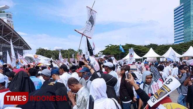 Antusiasme Warga Sulsel Sambut Kedatangan Prabowo Subianto di Makassar. (FOTO: Ariseno For TIMES Indonesia)