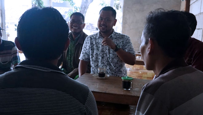 Fandi Akhmad Yani saat berdiskusi bersama kaum milenial di warung kopi (Foto: Istimewa)