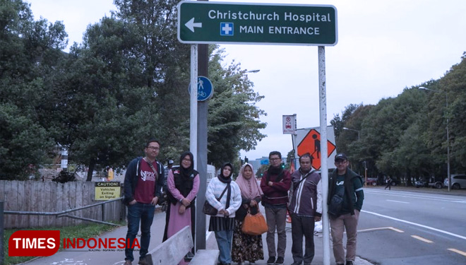 Keluarga korban penembakan teroris di New Zealand telah sampai di Rumah Sakit yang merawat Zulfirmansyah dan anaknya. (FOTO: AJP/TIMES Indonesia)