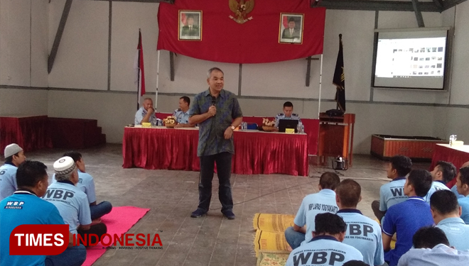 Motivator Dr Aqua Dwipayana ketika sharing dan memberikan motivasi pada warga binaan LP Wirogunan Yogyakarta. (FOTO: A Riyadi/TIMES Indonesia)