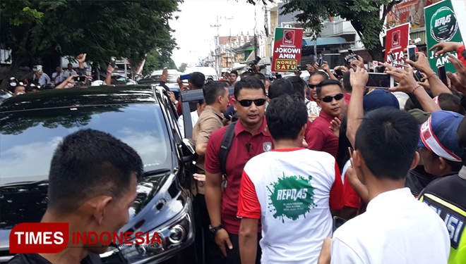 Ribuan Simpatisan Pendukung Jokowi -Ma'ruf Amin Menyapa Jokowidodo di Pasar Rogojampi, Banyuwangi (Foto : Roghib Mabrur)