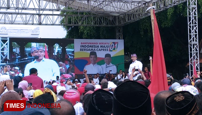 Bupati Abdullah Azwar Anas, saat sambutan dalam kampanye terbuka Capres Petahana, Jokowi, di taman Blambangan Banyuwangi. (Foto : Syamsul Arifin/ TIMES Indonesia)