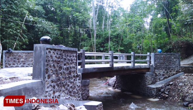 Dua jembatan penghubung sekaligus diselesaikan oleh Satgas TMMD 104 Jember dan warga, senin (25/03). (FOTO: AJP/TIMES Indonesia)