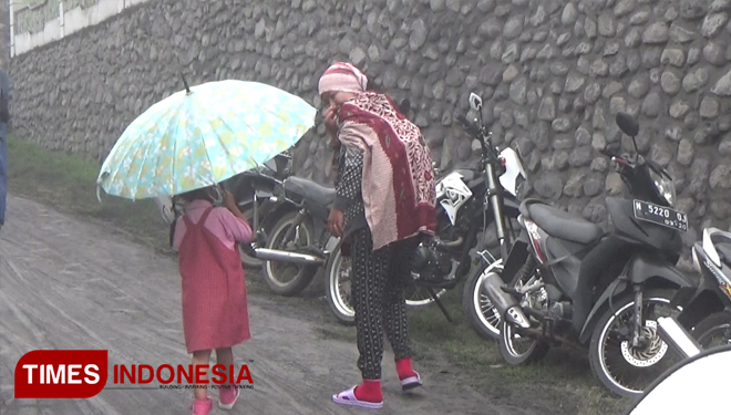 Hujan abu melanda Desa Ngadirejo, Sukapura, Probolinggo. (FOTO: Happy L. Tuansyah/TIMES Indonesia)