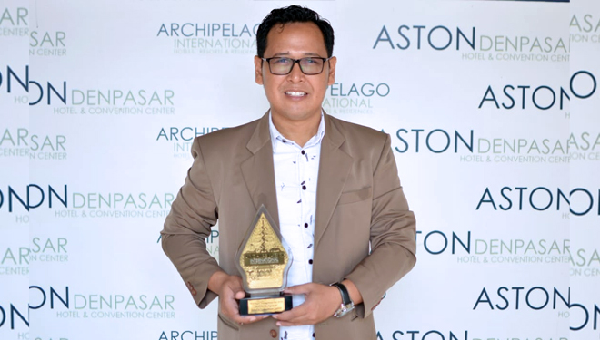 I Putu Alit Kusada, Financial controller Aston Denpasar Hotel & Convention Center memamerkan Plakat best Payer Management Fee 2018. (FOTO: Istimewa)