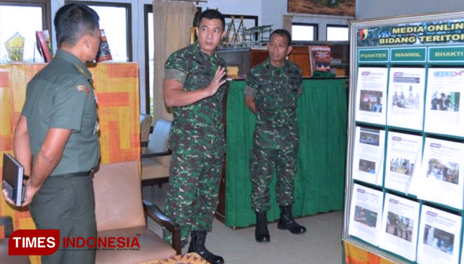 Pemeriksaan Staf Kodim 0818 oleh Ketua Tim Wasrik ITDAM V/ BRW Kolonel Kav Ari P. Sakti. (FOTO: AJP/TIMES Indonesia)