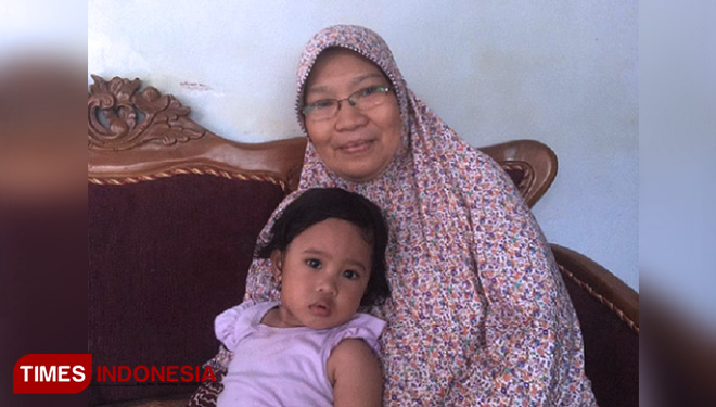 Indrawati bersama cucu. (FOTO: Anggun/AJP TIMES Indonesia)