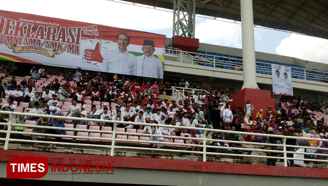 Masaa pendukung Capres nomor urut 01 Jokowi (Joko Widodo) mulai memenuhi tribun Stadion Jember Sport Garden (JSG), Ajung, Jember yang dijadikan lokasi kampanye terbuka Jokowi, Senin (25/3/2019). (Dody Bayu Prasetyo/TIMES Indonesia)
