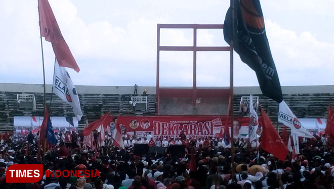 Calon Presiden (Capres) nomor urut 01 Jokowi disambut Shalawat Badar saat tiba di lokasi kampanye terbuka di Stadion Jember Sport Garden (JSG), Ajung, Jember, Senin (25/3/2019). (FOTO: Dody/TIMES Indonesia)