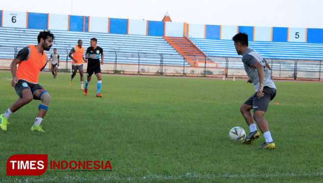 Jose Sardon (rompi oranye), mencoba menghentikan pergerakan Jefri Kurniawan dalam sesi latihan di Stadion Surajaya Lamongan, Senin (25/3/2019). (FOTO: MFA Rohmatillah/TIMES Indonesia)