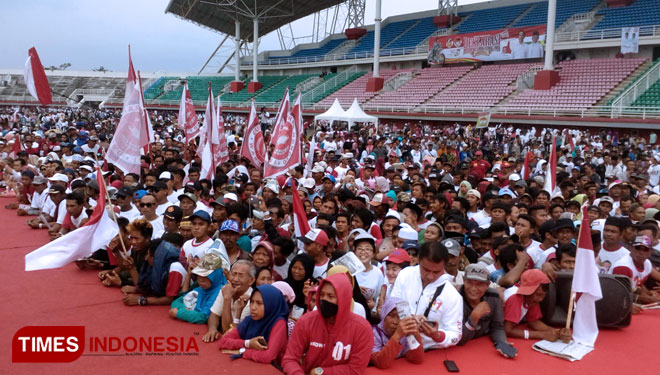 Pendukung Jokowi di depan panggung utama kampanye terbuka Jokowi di Stadion JSG, Jember, Senin (25/3/2019). (FOTO: Dody Bayu Prasetyo/TIMES Indonesia)