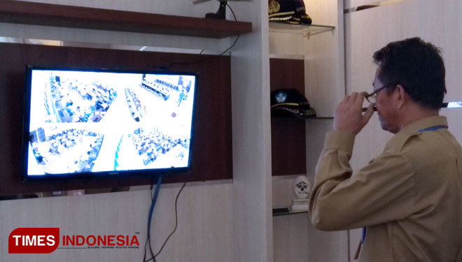 Kepala Sekolah SMK Negeri 2 Lamongan, Matekur, memantau pelaksanaan UNBK hari pertama melalui CCTV yang ada di ruang Kepala sekolah, Senin (25/3/2019). (FOTO: MFA Rohmatillah/TIMES Indonesia)