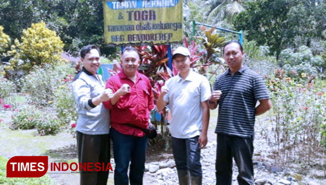 Astan/Afdeling Bendokerep Dedi Krisnanto (bertopi) dan Kepala TK Widowati bersama pengurus DPC BPAN LAI Banyuwangi. (FOTO: Erwin Wanyudi/TIMES Indonesia).