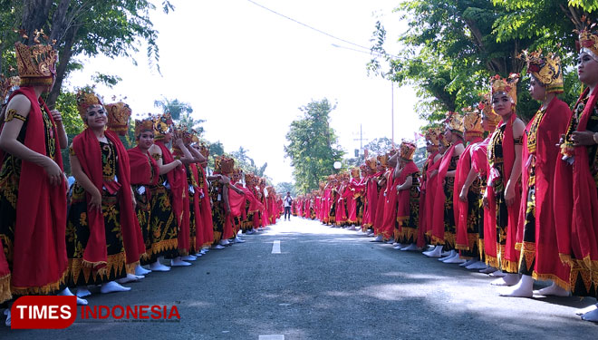 Ratusan penari Siswi Sekolah Tingkat Menengah siap menyambut Kedatangan Presiden Jokowi di Banyuwangi dengan Tarian Gandrung. (FOTO: Agung Sedana/TIMES Indonesia)