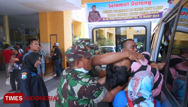 Wadansatgas TMMD 104 Jember saat menghadiri baksos kes. Di Rumah Sakit Bina Sehat (RSBS), Sabtu(23/03). (FOTO: AJP/TIMES Indonesia)