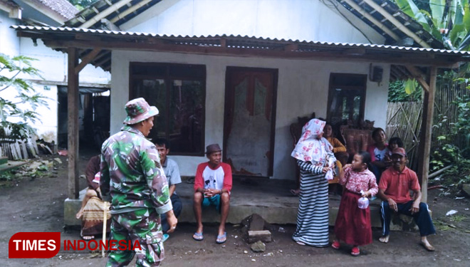 P. Seril sangat berterima kasih kepada Satuan Tugas (Satgas) TNI Manunggal Membangun Desa (TMMD) Ke 104 Kodim 0824/Jember yang telah membangun rumahnya, senin (25/03). (FOTO: AJP/TIMES Indonesia)