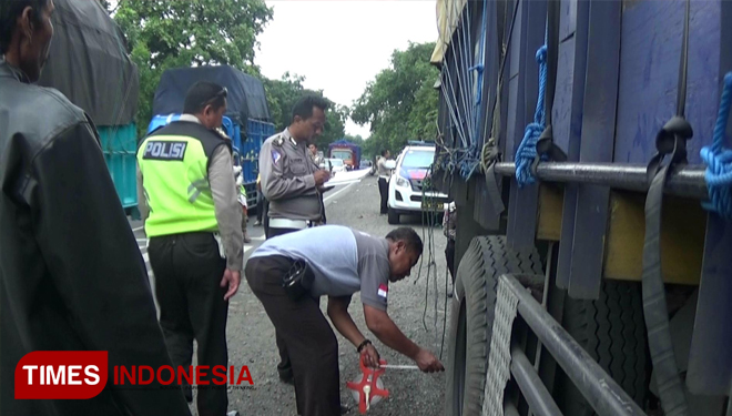 Kasi Laka Subdit Bin Gakkum Polda Jatim, saat mengecek kondisi jalan dan kendaraan truk yang terlibat kecelakaan maut.(FOTO: Dicko W/TIMES Indonesia) 
