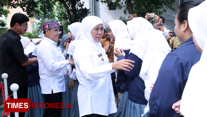 Gubernur Jawa Timur Khofifah Indar Parawansa saat berkunjung ke SMKN 1 Banyuwangi (FOTO: Rizki Alfian/TIMESIndonesia)