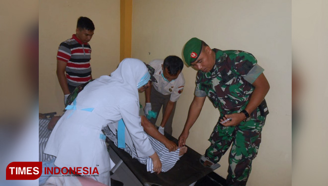 Dinas Pemberdayaan Perempuan Perlindungan Anak Keluarga Berencana (DP3AKB) saat melayani akseptor pemasangan alat kontrasespsi gratis TMMD 104/Jember di RSBS, Sabtu (23/03). (FOTO: AJP/TIMES Indonesia)