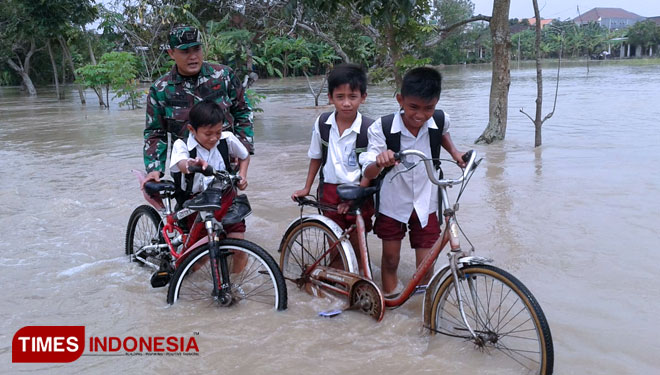 Banjir yang berada di Kecamatan Balongpanggang, Gresik. (Foto: Akmal/TIMES Indonesia)