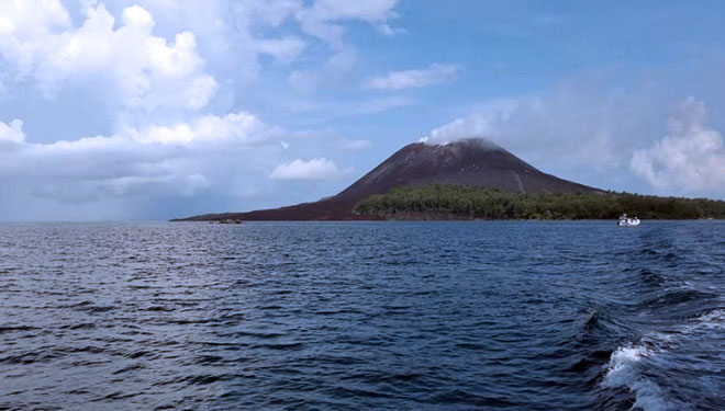 Gunung Anak Krakatau (FOTO: Traveler)