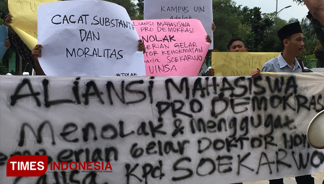 Aliansi Mahasiswa Pro Demokrasi saat menggelar orasi menuntut pembatalan gelar Honoris Causa dari UINSA kepada Soekarwo, di halaman kampus UINSA Surabaya, Selasa (26/3/2019).(Foto : Lely Yuana) 