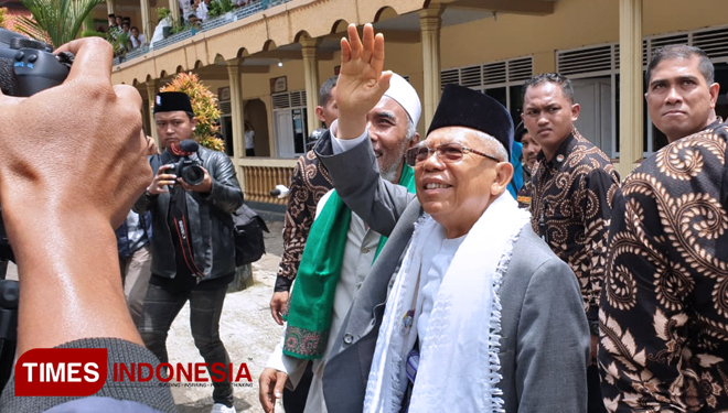 Cawapres KH Ma'ruf Amin Senang Disebut Lebih Terkenal dari Cawapres Sandiaga Uno