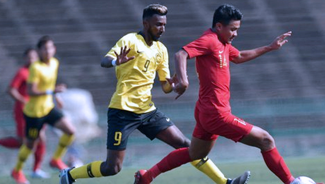 Pemain Timnas U-22 Indonesia Asnawi Mangkualam Bahar berebut bola dengan pemain Malaysia Thivandaran Kaman dalam pertandingan Grup B Piala AFF U-22 di Stadion Nasional Olimpiade Phnom Penh, Kamboja, Rabu (20/2/2019). ANTARA FOTO/Nyoman Budhiana/aww