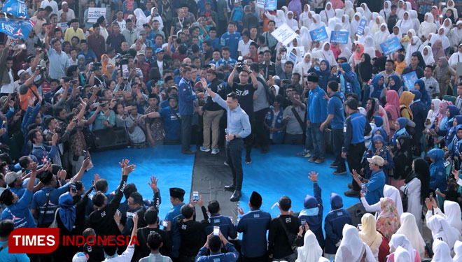 Kogasma DPP Partai Demokrat, Agus Harimurti Yudhoyono (AHY) ditemani Emil Dardak lakukan kunjungan ke gedung Islamic center Pamekasan. (FOTO: akhmad syafii/TIMES Indonesia)