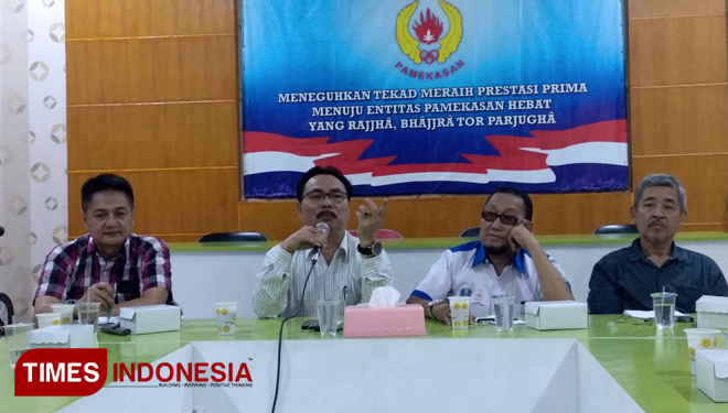 Ketua Umum KONI Pamekasan Loeqman Al Hakim (kemeja putih) saat memimpin rapat pengurus. KONI Pamekasan sudah menyiapkan 107 atlit untuk menghadapi Porpov 6. (FOTO: Putera Khafi/TIMES Indonesia).