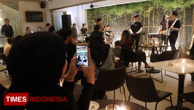Pertra Sihombing dan Jevin Julian tampil dalam Java Tour di Oura Malang. Rabu, 27/3/2019. (FOTO: Tria Adha/TIMES Indonesia)