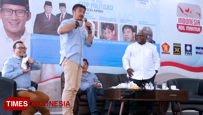 Ananda George, aktor pemeran Prabu Siliwangi dalam serial televisi Raden Kian Santang saat hadiri acara diskusi bertajuk 'Stop Politisasi Bansos APBN!' di Kantor Seknas Prabowo-Sandi, Jakarta. (FOTO: Hasbullah/TIMES Indonesia)