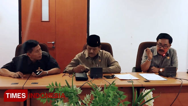Suhud Harianto (pegang mic) bersama Agus suhadi dan Sulhan dalam Rapat Dengar Pendapat Komisi III DPRD Bontang terkait permasalahan ganti rugi kerusakan tambak rumput laut kelompok nelayan Tihi-Tihi, (Foto: Kusnadi/Times Indonesia)