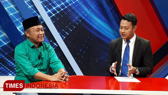 H Andy Soedirman SH saat diwawancarai stasiun televisi lokal. FOTO: Abdul Muis/ TIMES Indonesia