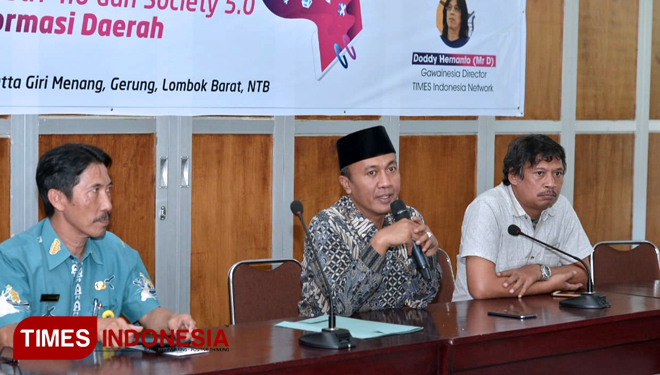 Bupati Lombok Barat Fauzan Khalid (tengah) saat menghadiri workshop jurnalistik ASN melek digital, di Aula Excavator Dinas PUPR, Lombok Barat, Kamis (28/3/2019). (FOTO: Anugrah Dany/TIMES Indonesia)