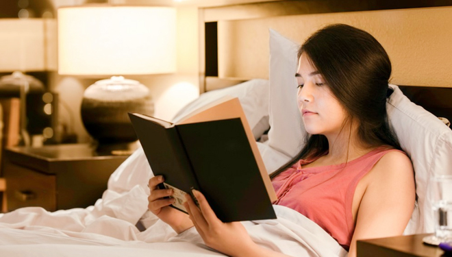 ILUSTRASI - Membaca dapat membuat tidur lebih nyenyak. (FOTO: Beauty Journal - Sociolla)