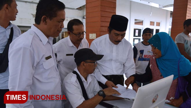 Jemput Bola, Dispendukcapil Lakukan Perekaman E-KTP di Pulau Bawean