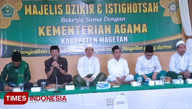 Bupati Magetan, Suprawoto (nomor 2 dari kiri), Kepala Kemenag Magetan (nomor 3 dari kiri), Hj. Muchdar saat mengikuti kegiatan Dzikir dan Doa untuk Magetan Damai (FOTO: Aditya Candra/TIMES Indonesia)