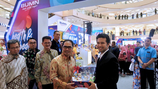 Wakil Gubernur Jawa Timur Emil Elestianto Dardak meresmikan outlet Kimia Farma Health & Beauty di Mall Tunjungan Plaza 3. (FOTO: Istimewa)