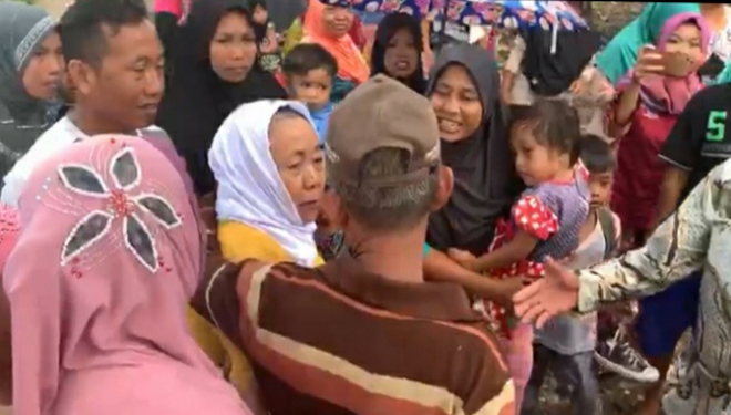 Suasa haru menyelimuti keluarga saat nenek Juminah (Berjibab Putih) berhasil pulang kerumahnya di Lingkungan Sesake, Praya Tengah, Lombok Tengah.(FOTO: Istimewa) 