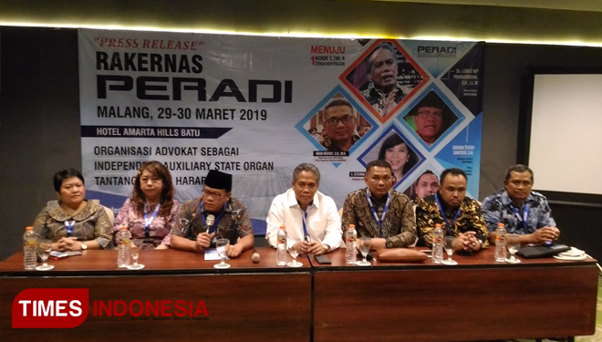 Luhut didampingi pengurus DPN Peradi RBA memberikan keterangan pers di Kota Batu, Jumat (29/3/2019). (Muhammad Dhani Rahman/TIMES Indonesia)